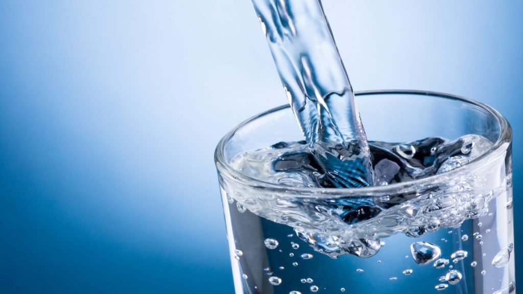 Норма води: скільки літрів потрібно людині пити на день