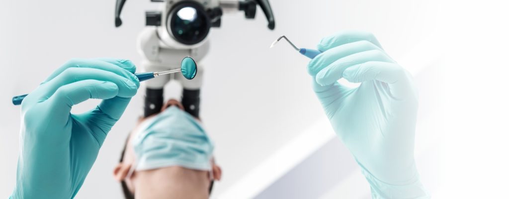 Дентальний мікроскоп є незамінним при ряді стоматологічних процедур
